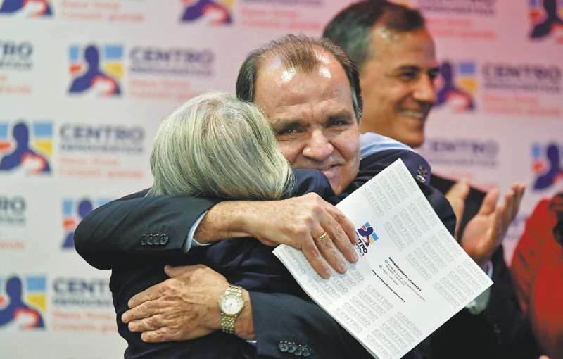 Zuluaga hizo un guiño a la coalición de centro-derecha, señalando que no cree en una alianza “en contra de nadie, sino a favor de todos”. El exministro denominó su campaña "Soy todo oídos" y dijo que es hora de "hablar menos y escuchar más a la ciudadanía".