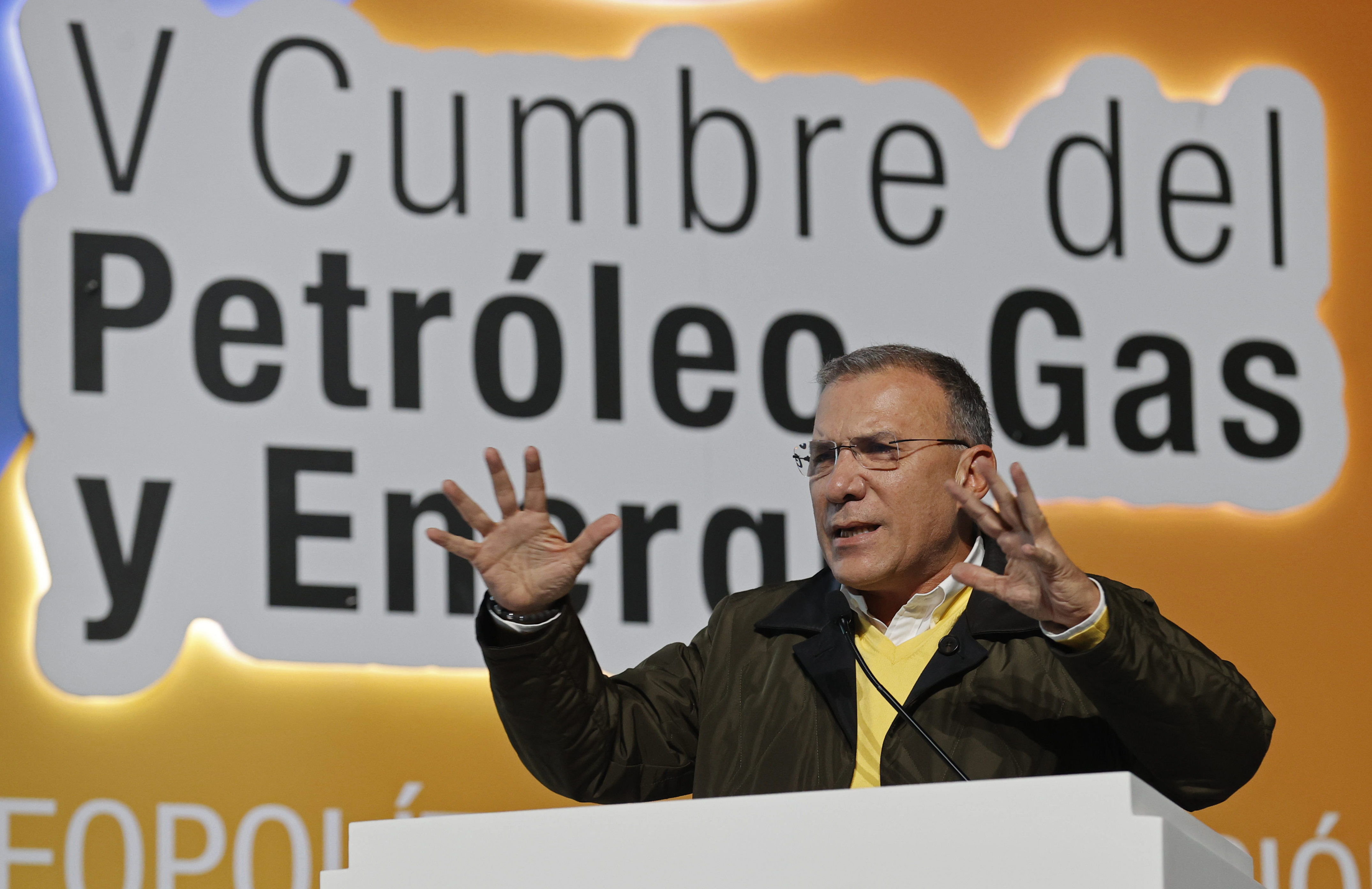 AME4536. BOGOTÁ (COLOMBIA), 18/11/2022.- Roy Barreras, presidente del Senado de Colombia, habla durante el V Cumbre del Petróleo, Gas y Energía, hoy, en Bogotá (Colombia). El sector del petróleo y del gas colombiano cerró este viernes su quinto congreso anual reclamando su papel en "el desarrollo del país" al tiempo que reafirmó su compromiso con la transición y defendiendo la seguridad energética que garantice que la que se consuma en Colombia sea del país. EFE/ Mauricio Dueñas Castañeda