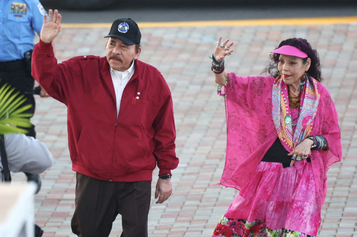 El presidente Daniel Ortega (izquierda) y su esposa y la vicepresidenta Rosario Murillo (derecha) saludan a sus simpatizantes a su llegada a un acto para conmemorar el 44 aniversario de la Revolución Nicaragüense en Managua, el 19 de julio de 2023.