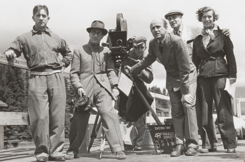 Pressburger (con gafas), Powell (tomando el trípode) y el equipo de la película “49th Parallel” (1941).