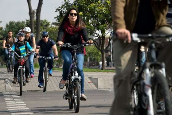 Según un estudio publicado en la revista "Environment International" las personas que declararon utilizar el transporte activo, es decir, caminar o ir en bicicleta tendrían mejor salud mental. / Archivo