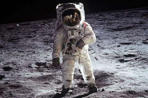 Autógrafos de Neil Armstrong serán subastados