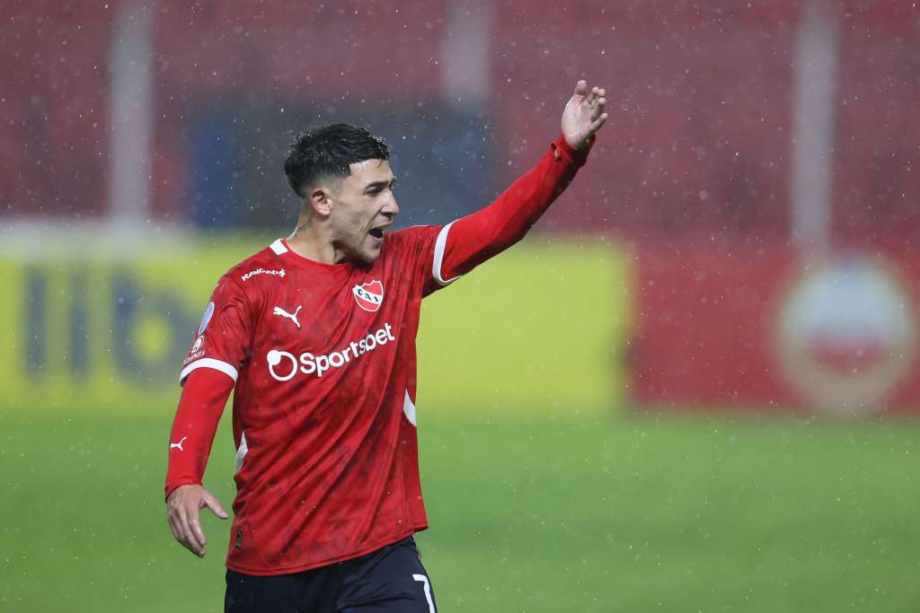 AMDEP4518. POTOSÍ (BOLIVIA), 01/04/2025.- Santiago Montiel de Independiente reacciona este martes, en un partido de la fase de grupos de la Copa Sudamericana entre Nacional Potosí e Independiente en el estadio Víctor Agustín Ugarte en Potosí (Bolivia). EFE/ Luis Gandarillas