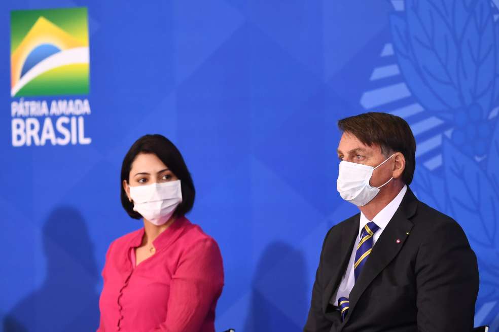 Michelle Bolsonaro junto a Jair Bolsonaro, durante una rueda de prensa.