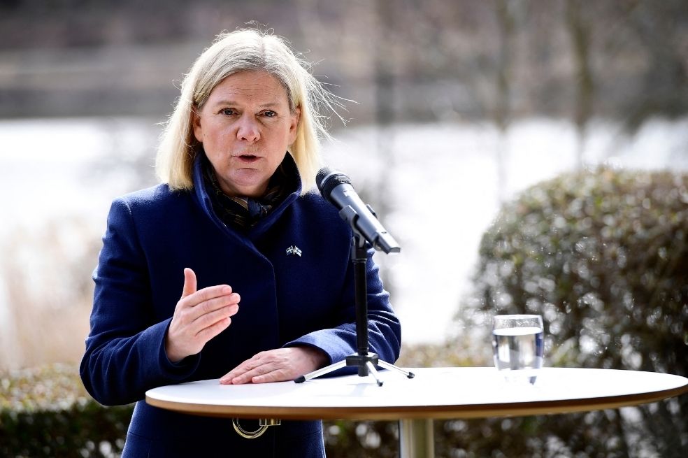 La primera ministra sueca, Magdalena Andersson, da una conferencia de prensa con la primera ministra finlandesa, Sanna Marin, sobre su posible integración a la OTAN.