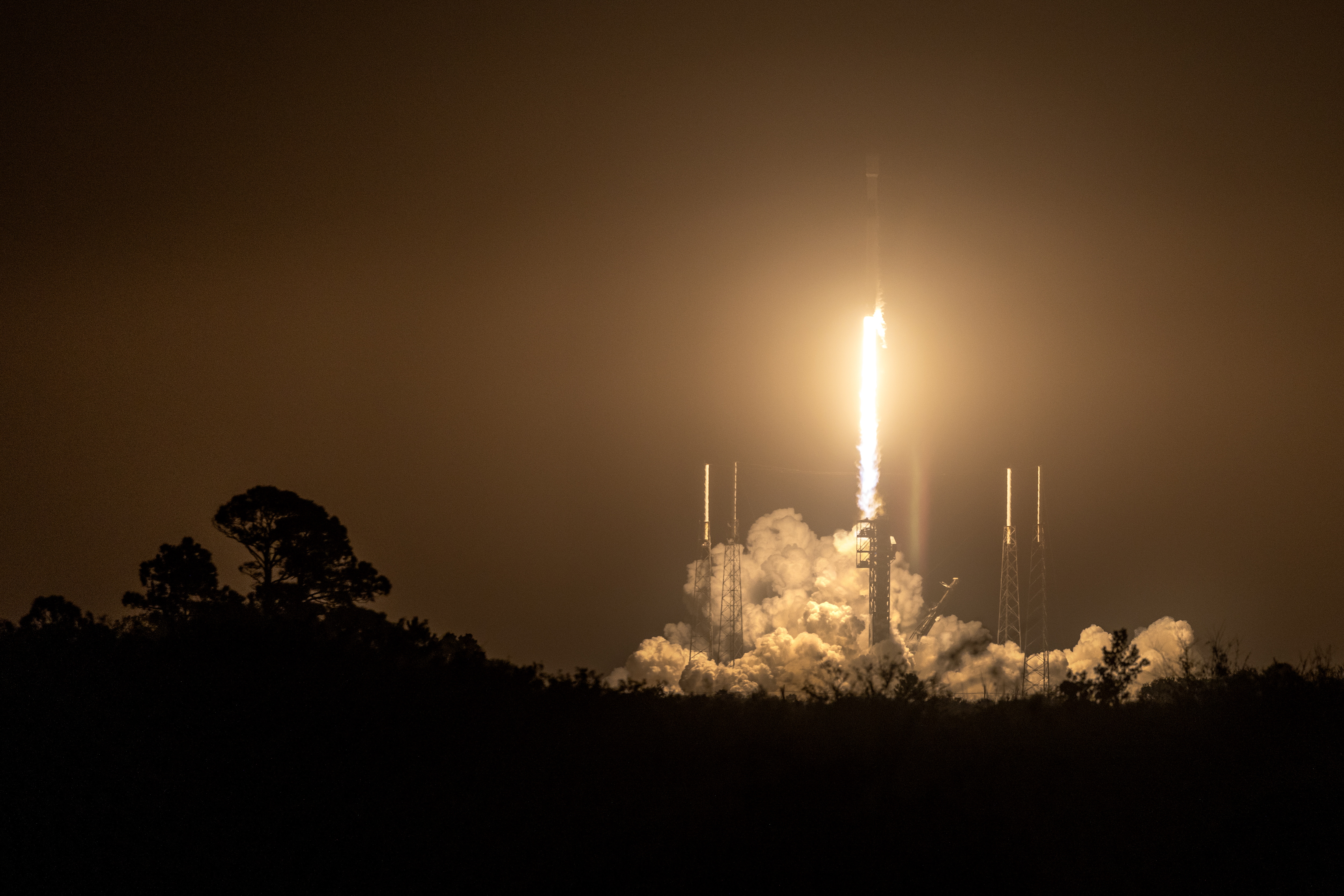 Cape Canaveral (United States), 08/02/2024.- NASA's PACE spacecraft aboard a SpaceX Falcon 9 rocket lifts up from the Space Launch Complex 40 at the Cape Canaveral Space Force Station in Florida, USA, 08 February 2024. According to NASA, Plankton, Aerosol, Cloud, ocean Ecosystem (PACE)'s data will help us better understand how the ocean and atmosphere exchange carbon dioxide, while it will also reveal how aerosols might fuel phytoplankton growth in the surface ocean. EFE/EPA/CRISTOBAL HERRERA