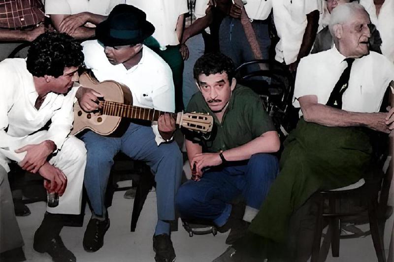 Carlos Huertas Gómez toca la guitarra y canta para Álvaro Cepeda Samudio, a la izquierda, y Gabriel García Márquez, entre otros. / Archivo particular