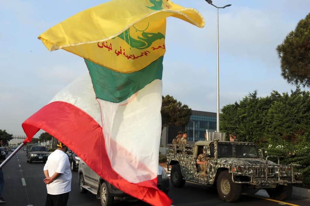 Foto de referencia. Un partidario de Hezbolá ondea las banderas de Hezbolá e Irán.