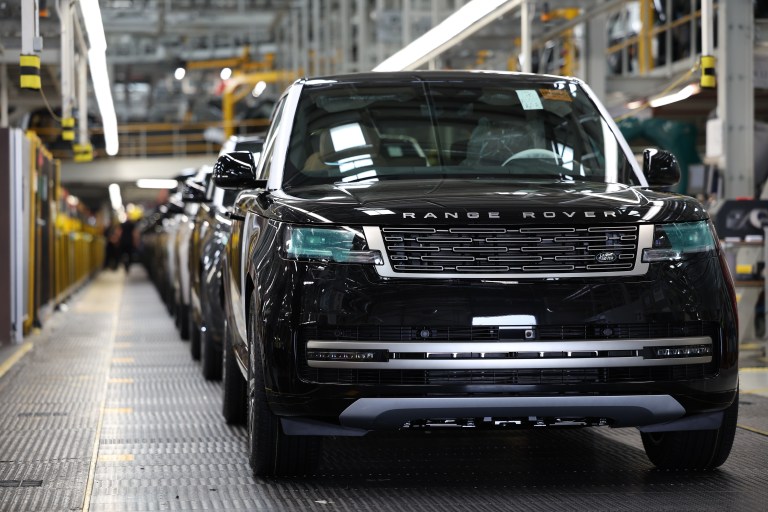 Jaguar Land Rover prolonga el cierre de sus fábricas por ciberataque. Esto se sabe