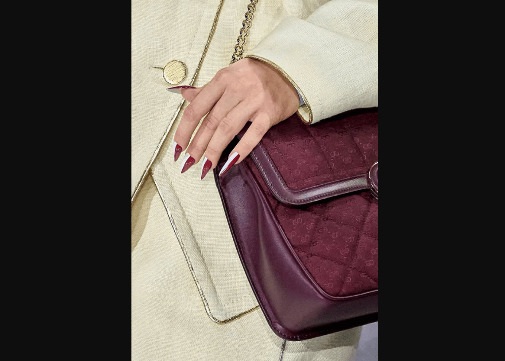 Uñas bicolor: la última tendencia de manicure en las pasarelas