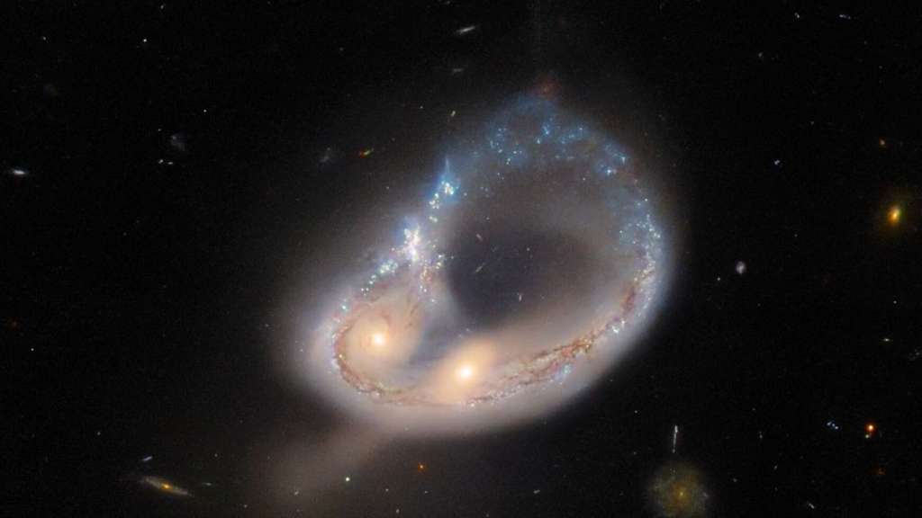 La forma de anillo se dio por la forma en cómo chocaron las galaxias.