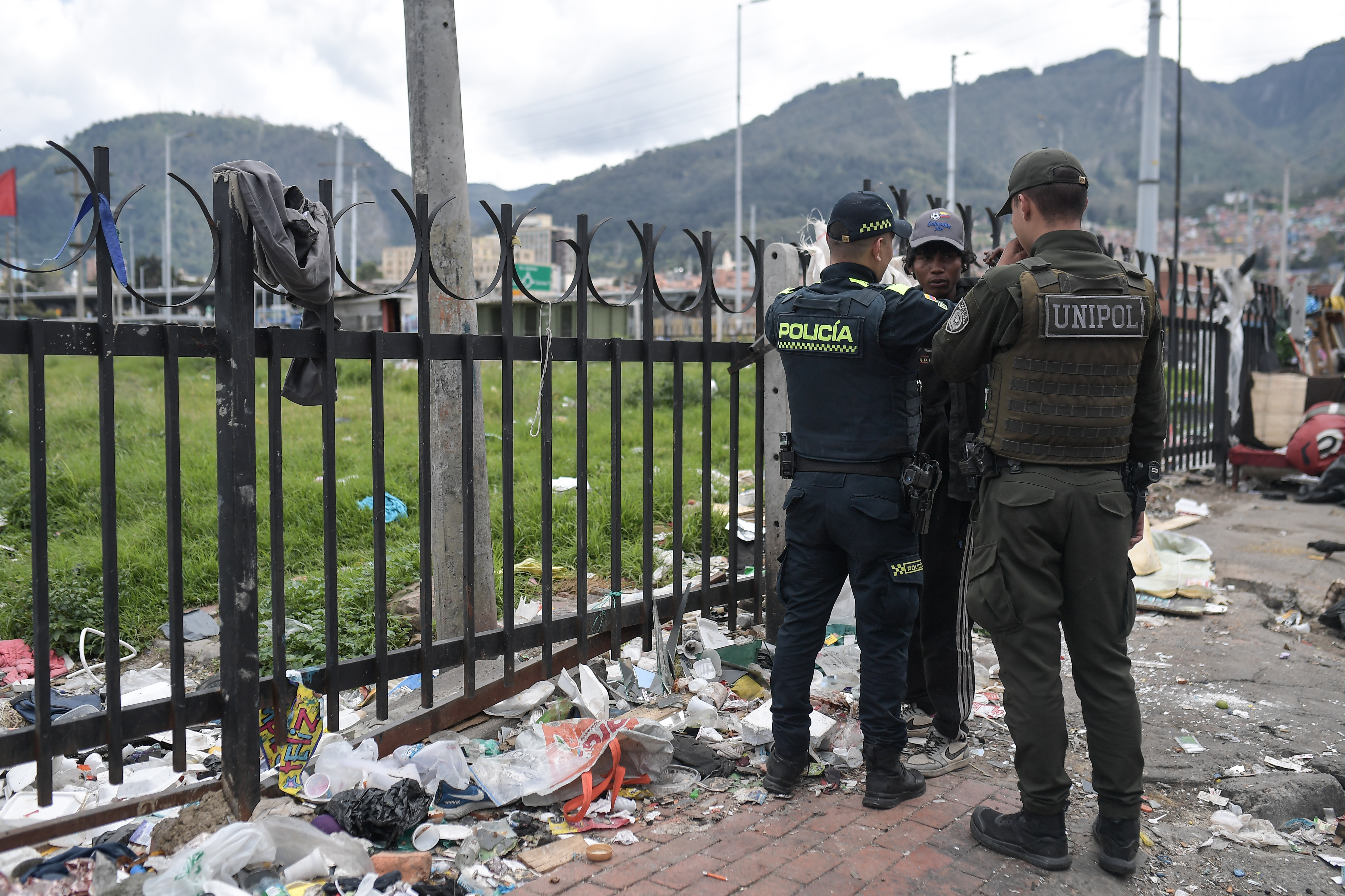 Aspectos de los operativos por parte de la policía en el Barrio San Bernardo luego de que fuera detonada una granada en esta zona de la capital