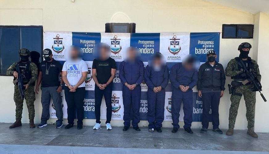 La Armada de Colombia capturó a cinco suboficiales activos que presuntamente facilitarían el tráfico de drogas a Estados Unidos.
