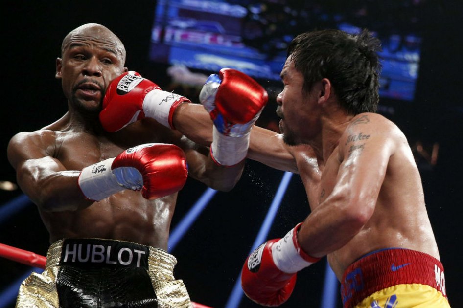 Manny Pacquiao golpea a Floyd Mayweather. Foto: AFP