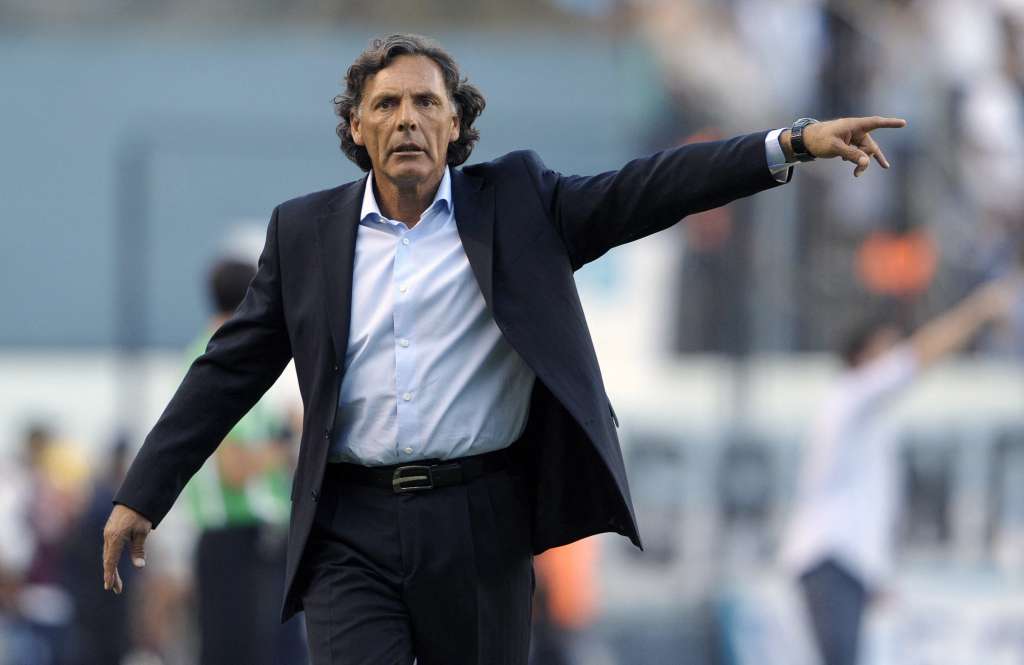 (FILES) Racing Club's team coach Miguel Angel Russo gives instructions to his players during the Argentina First Division football match against Estudiantes, at Presidente Peron stadium, in Avellaneda, near Buenos Aires, on March 20, 2011. AFP PHOTO / Alejandro PAGNI