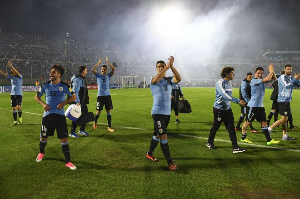 Los jugadores de Uruguay festejan tras derrotar a Bolivia y confirmar su clasificación a Rusia 2018. / AFP