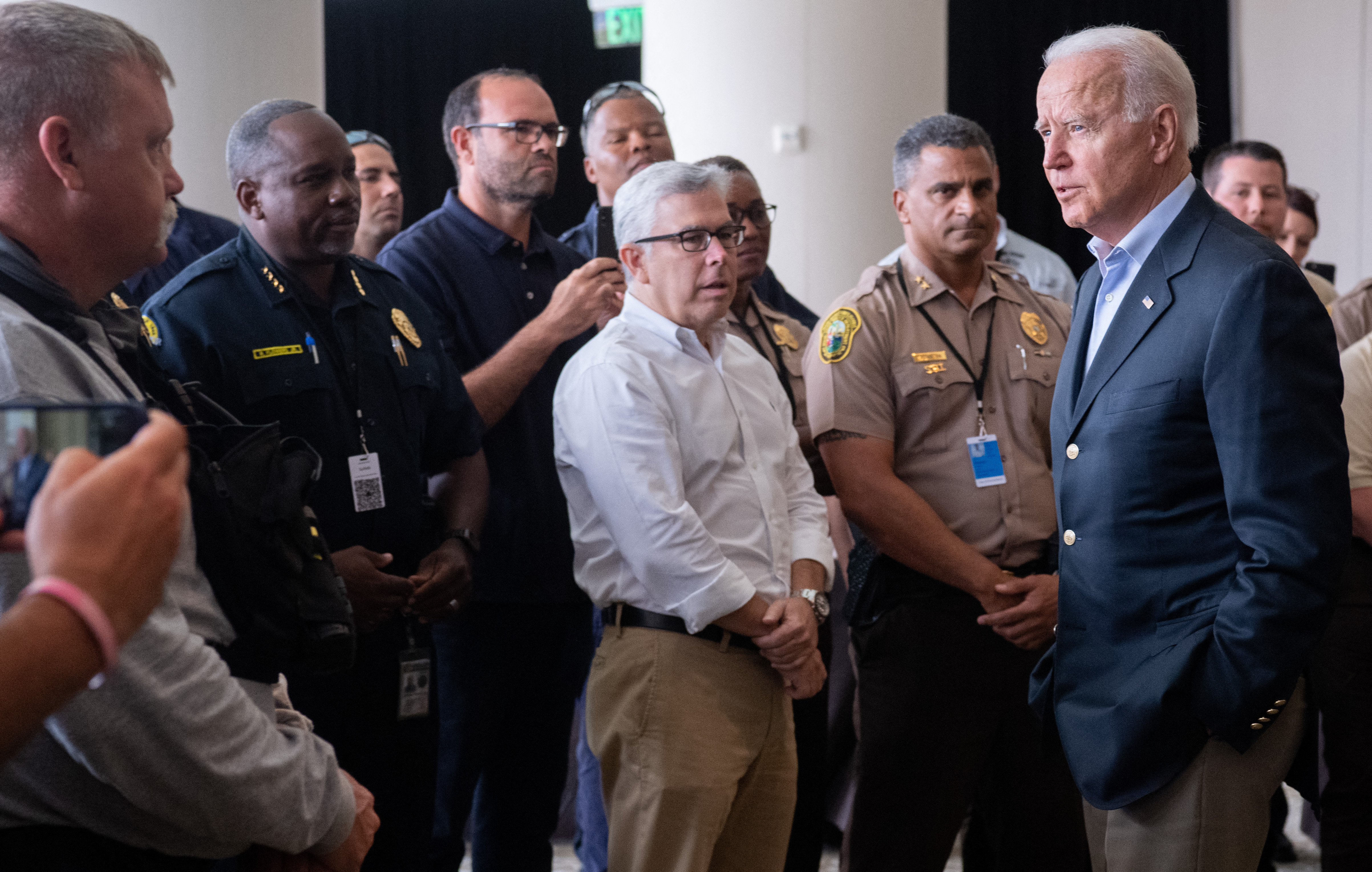 El presidente de los Estados Unidos, Joe Biden, saluda a los socorristas tras el colapso del edificio de condominios Champlain Towers South