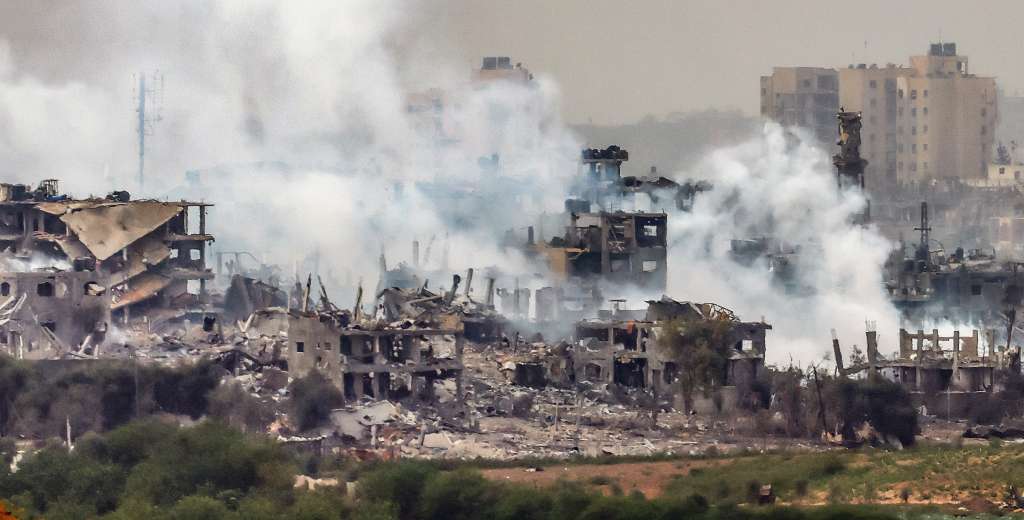 -FOTODELDIA- No divulgado (Israel), 29/10/2023.- Se eleva humo desde la parte norte de la Franja de Gaza como resultado de un ataque aéreo israelí, en un lugar no revelado cerca de la frontera con Gaza, en Israel, el 29 de octubre de 2023. Según confirmaron las FDI, se llevaron a cabo las incursiones dirigidas en la Franja de Gaza y alcanzaron decenas de objetivos pertenecientes a los militantes de Hamas. Más de 7.600 palestinos y al menos 1.300 israelíes han muerto, según las FDI y la autoridad sanitaria palestina, desde que los militantes de Hamás lanzaron un ataque contra Israel desde la Franja de Gaza el 7 de octubre, y las operaciones posteriores israelíes en Gaza y Cisjordania. EFE/HANNIBAL HANSCHKE