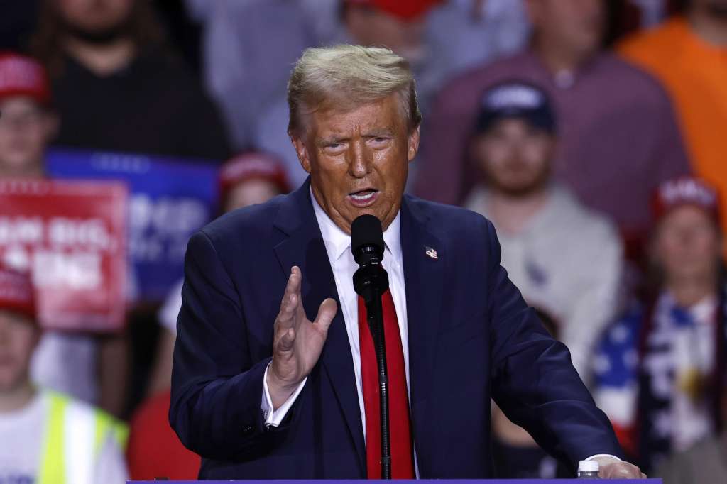 EA2340. GRAND RAPIDS (UNITED STATES), 08/12/2024.- Fotografía de archivo del 4 de noviembre de 2024 del presidente electo de Estados Unidos, Donald Trump, durante un mitin de campaña en Grand Rapids, Michigan (Estados Unidos). Trump dijo en una entrevista a NBC que consideraría la posibilidad de que Estados Unidos abandone la OTAN si los países miembros no "pagan sus facturas". EFE/ CJ Gunther