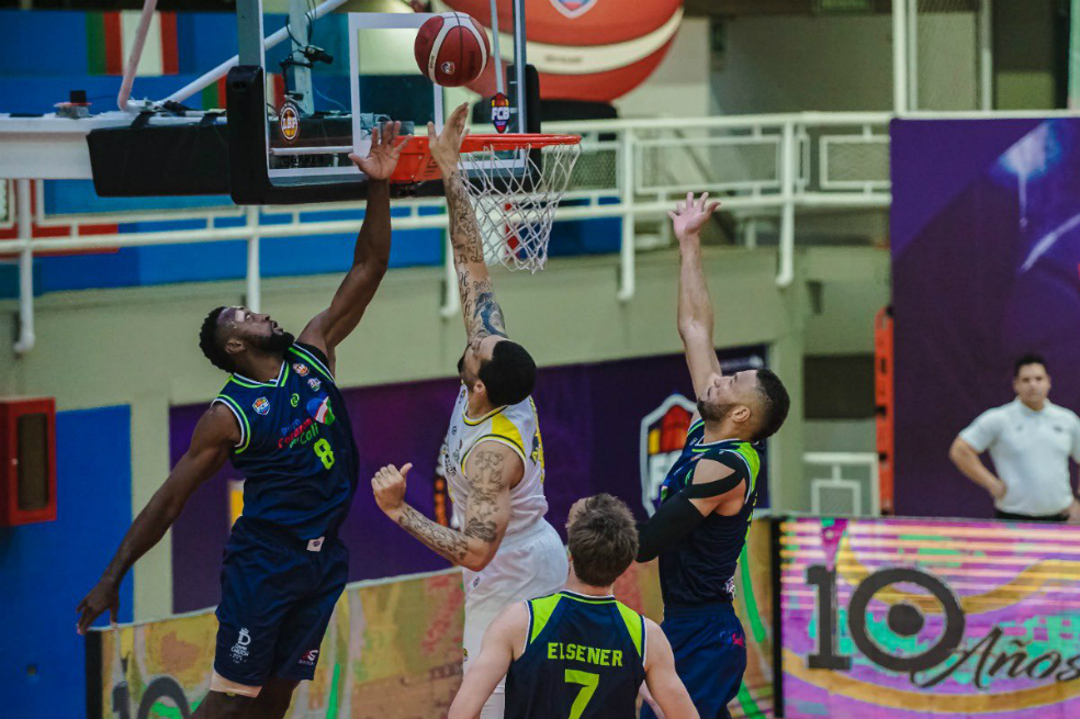 En el coliseo Evangelista Mora de Cali se juega la Liga de Baloncesto Profesional de Colombia.