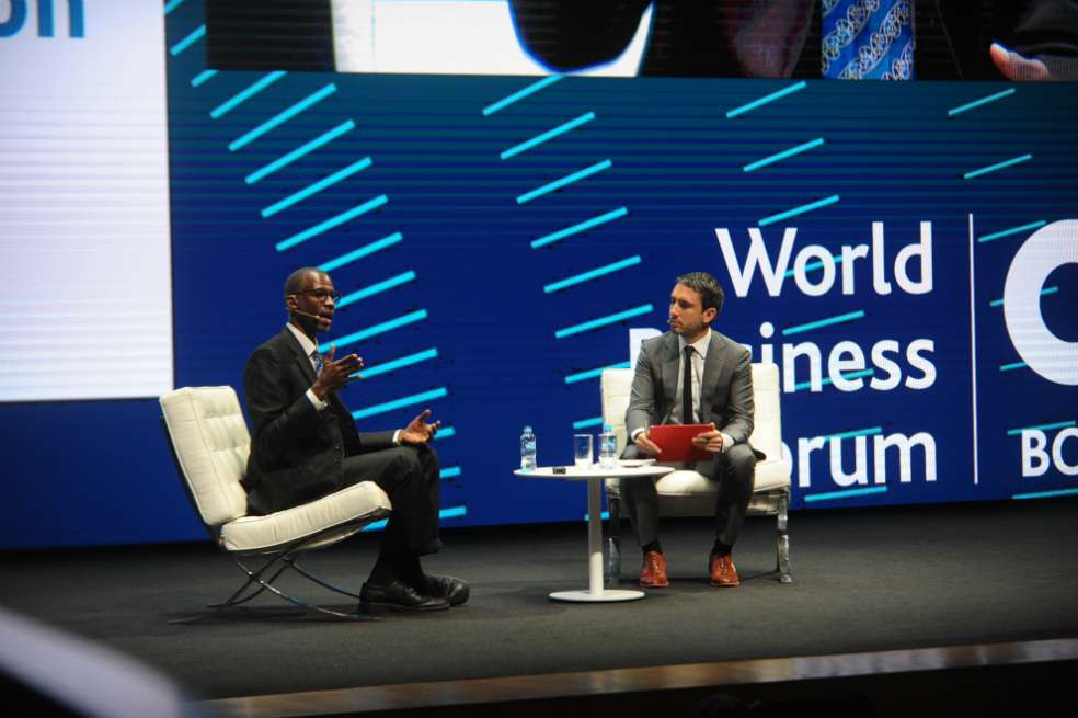 Ian Williamson (izquierda) durante su charla en Wobi Bogotá. / Cristian Garavito - El Espectador
