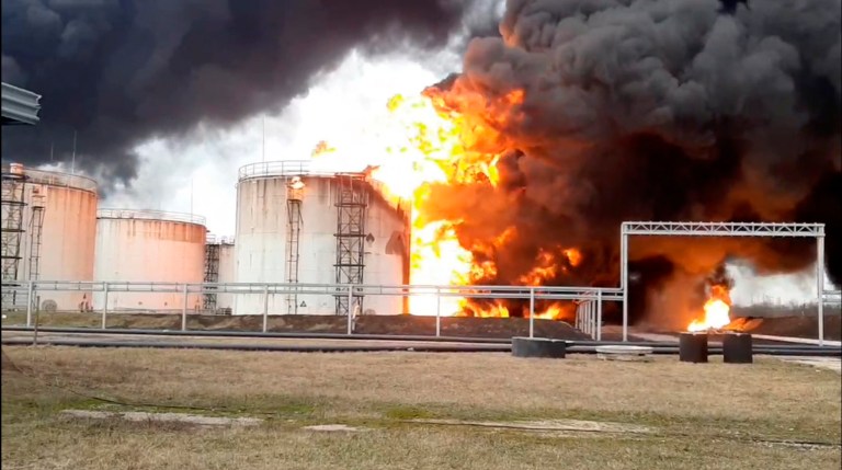 Rusia acusa a Ucrania de bombardear un depósito de gasolina en Belgórod