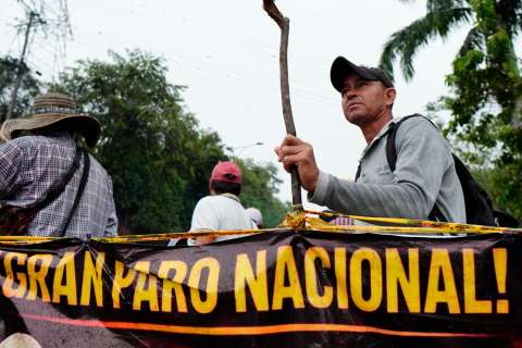 Bloqueos por impuesto predial paralizan cadena láctea y avícola en Santander y Boyacá