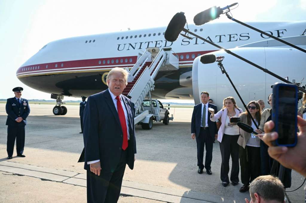 Sin previo aviso, Trump cerró la puerta de la Casa Blanca a CNN, MSNOW y Politico, y promete que otros medios serán los próximos.