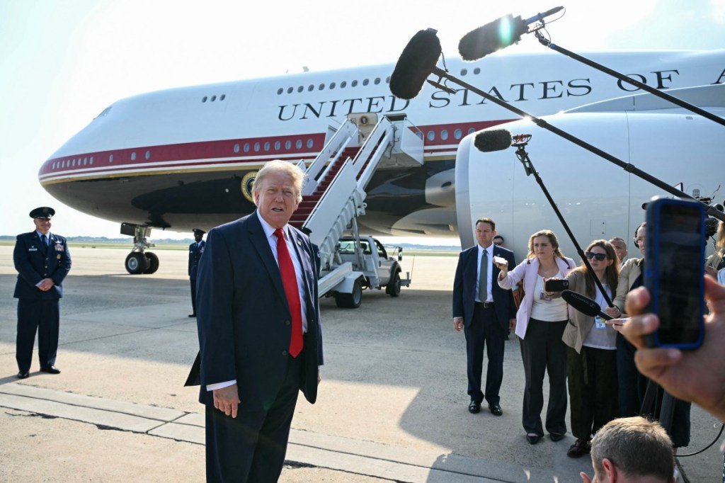 Sin previo aviso, Trump cerró la puerta de la Casa Blanca a CNN, MSNOW y Politico, y promete que otros medios serán los próximos.