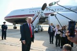 Trump prohíbe el acceso a la Casa Blanca a CNN, MSNOW y Politico por "noticias falsas"