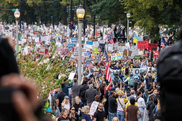 Las marchas “No Kings” se multiplicaron en Estados Unidos y Europa como una advertencia colectiva frente a la concentración de poder en manos de Donald Trump.