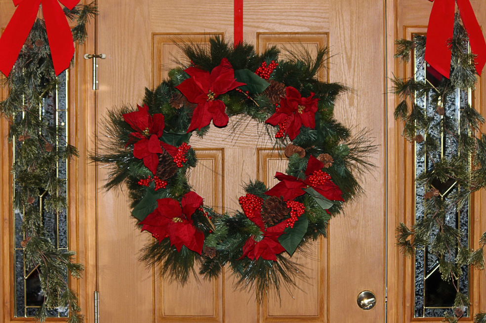 ¡Llegó la Navidad! Y, es el momento perfecto para darle un toque festivo a tu hogar. ¿Qué mejor manera de dar la bienvenida a tus invitados que con una puerta decorada de manera espectacular? En esta nota, te compartimos las mejores ideas.