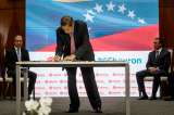 Venezuela y Chevron firman contratos para continuar la producción petrolera