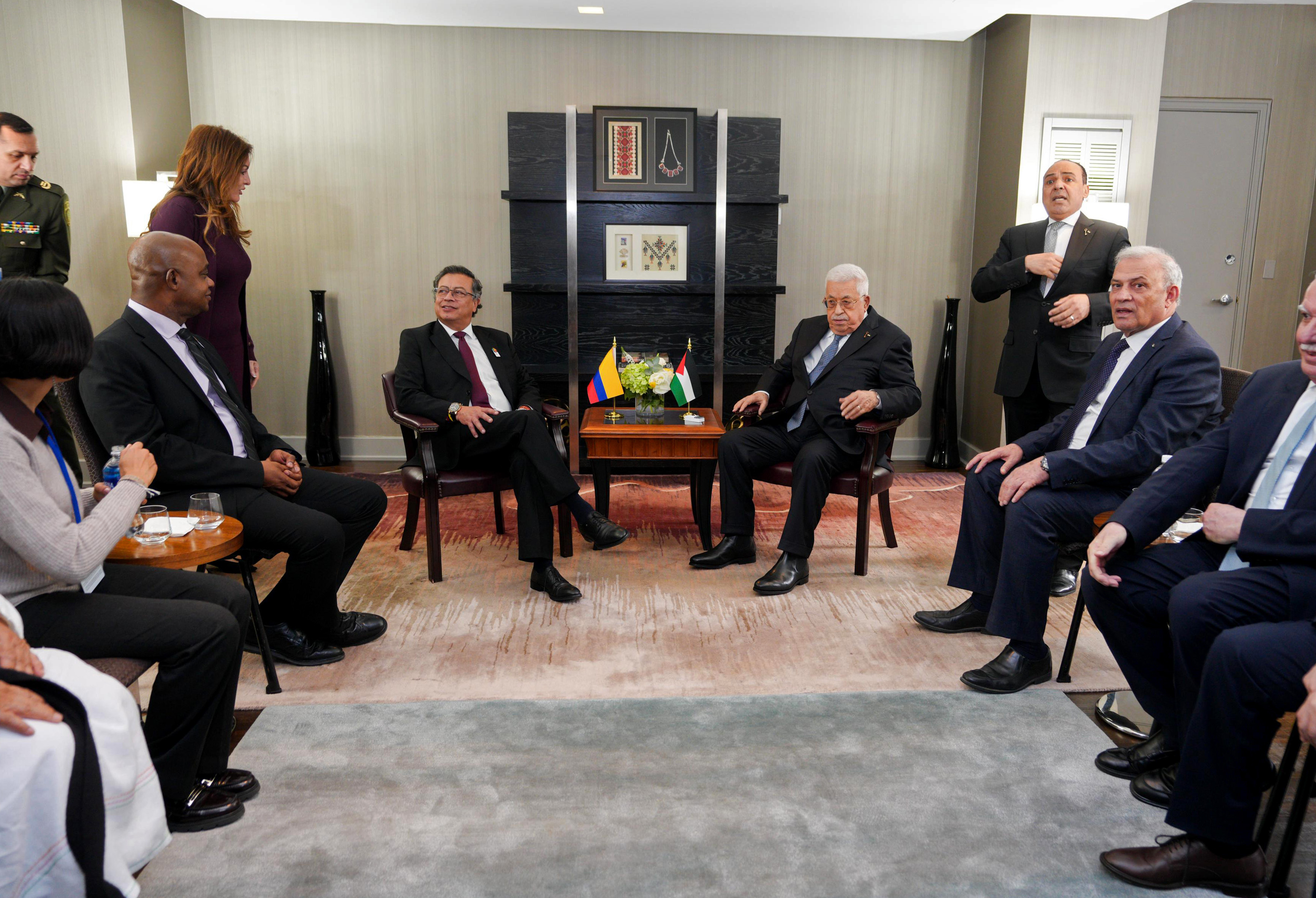 NUE400 NUEVA YORK (ESTADOS UNIDOS), 24/09/2024.- Fotografía cedida por la Presidencia de Colombia que muestra al presidente de Colombia, Gustavo Petro (c-i), durante su encuentro con Mahmoud Abbas (c-d), presidente del Estado de Palestina y la Autoridad Nacional Palestina, este martes en Nueva York (EE.UU.). Petro vaticinó en su discurso ante la Asamblea General de la ONU, que "ha comenzado el fin" de la Humanidad por el "genocidio" en Gaza, las guerras y el cambio climático que ha provocado que once millones de hectáreas de la selva amazónica se hayan quemado en tan solo un mes por el calentamiento global. EFE/ Presidencia de Colombia / SÓLO USO EDITORIAL/SÓLO DISPONIBLE PARA ILUSTRAR LA NOTICIA QUE ACOMPAÑA (CRÉDITO OBLIGATORIO)