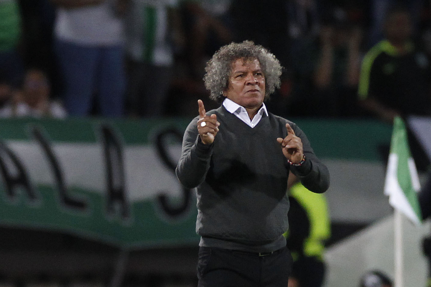 AMDEP4485. MEDELLÍN (COLOMBIA), 21/06/2023.- El entrenador de Millonarios Alberto Gamero dirige hoy, en el partido de ida de la final de la Primera A del fútbol colombiano en el estadio Atanasio Girardot en Medellín (Colombia). EFE/ Luis Eduardo Noriega A.
