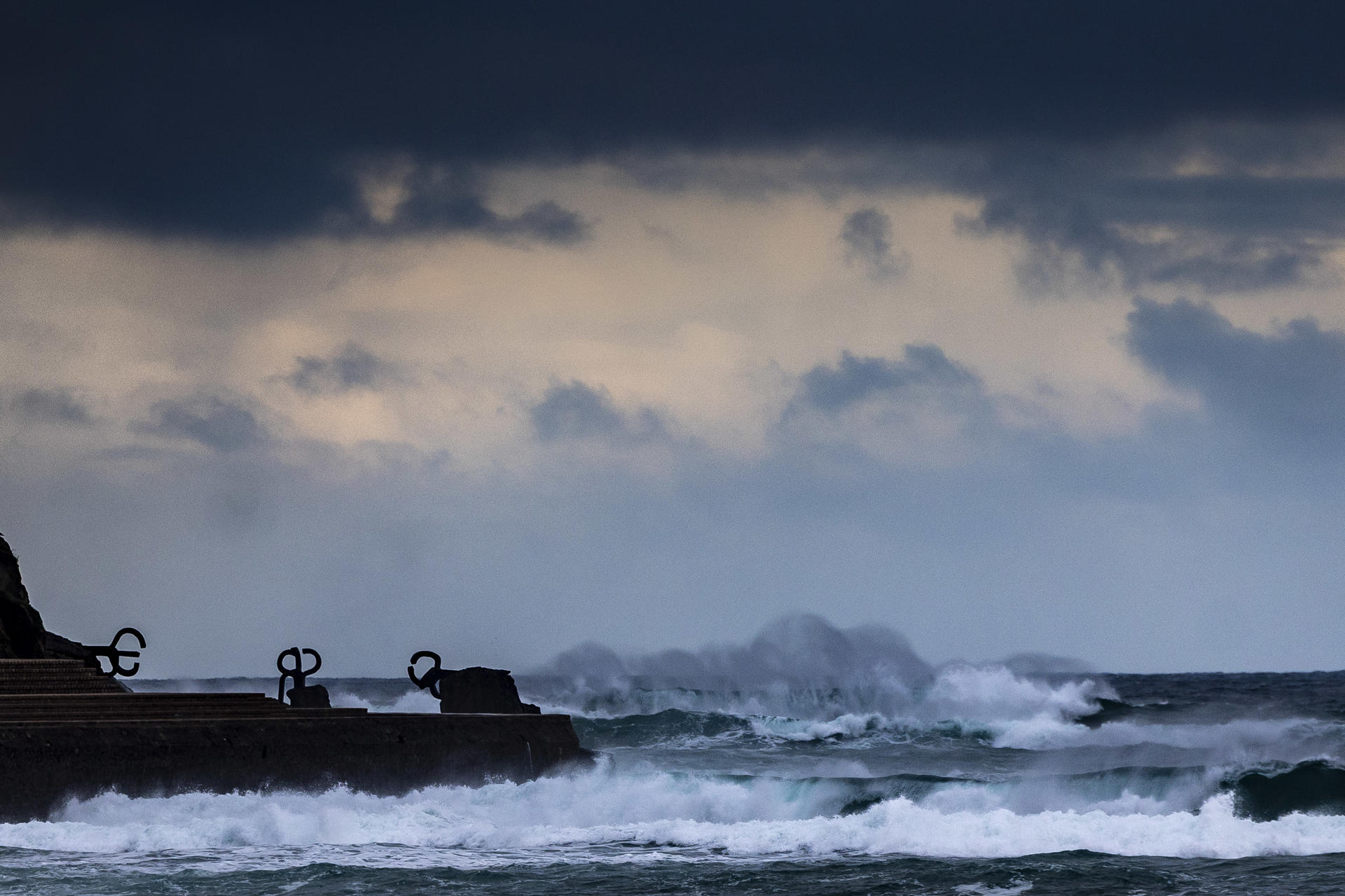 FOTODELDÍA SAN SEBASTIÁN, 22/01/2026.- Vista del oleaje junto a El Peine del Viento a primera hora de este jueves, el litoral de San Sebastián está en alerta naranja por impacto de olas, por lo que hasta que no concluya este aviso permanecerán cerrados el Paseo Nuevo, la pasarela peatonal del Paseo Salamanca y los accesos al Peine del Viento y al espigón de la Zurriola. EFE/Javier Etxezarreta