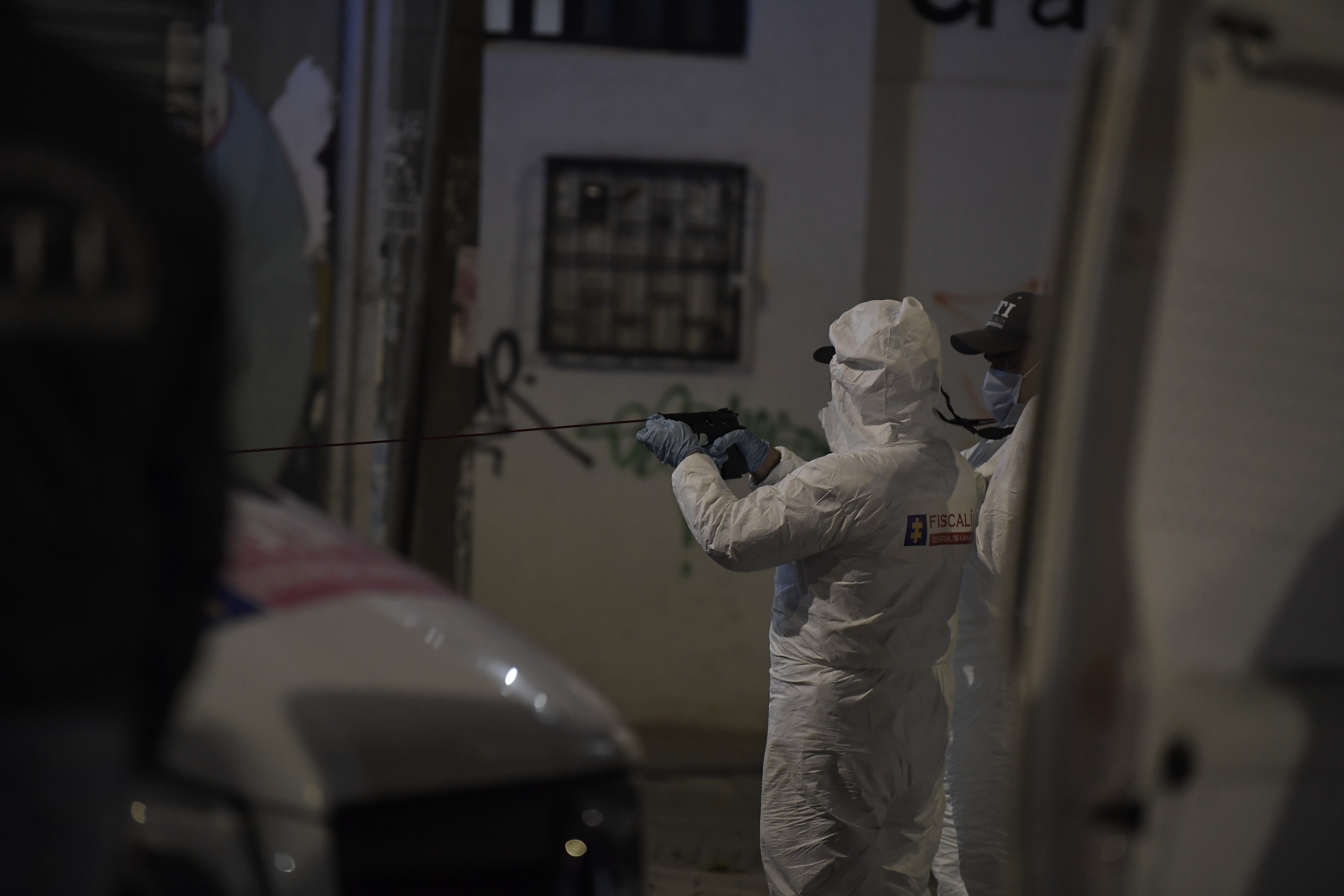 Agentes del CTI, realizan el levantamiento del cuerpo del director de la cárcel La Modelo, quién se movilizaba en un carro particular