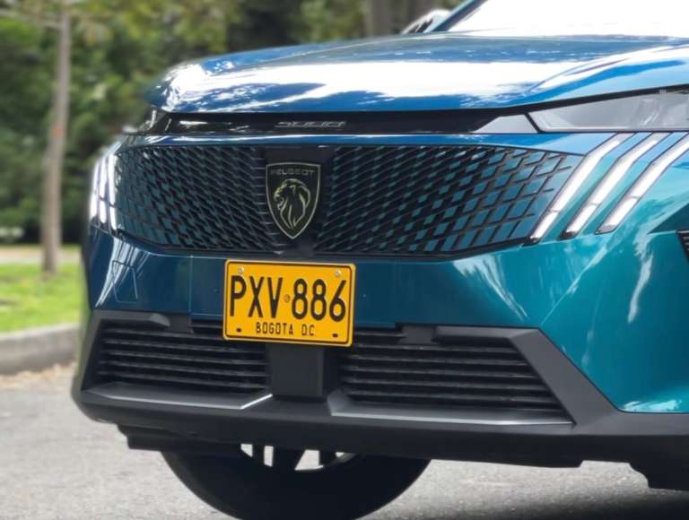 El equipo de seguridad del Peugeot 5008 incluye seis bolsas de aire, frenos ABS, asistencia de frenado de emergencia, control dinámico de estabilidad, asistente de arranque en pendiente, frenos de disco en cada rueda, entre otros.