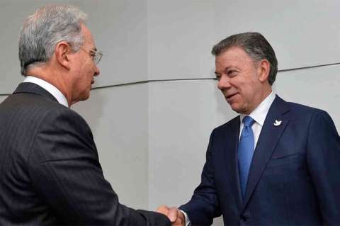 Tres trinos de Uribe para responder al libro de Santos