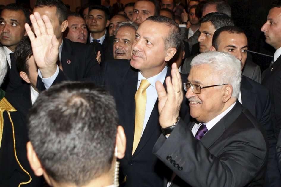 Primer ministro turco Recep Tayyip Erdogan (izq), junto al presidente de la Autoridad Nacional Palestina/ EFE