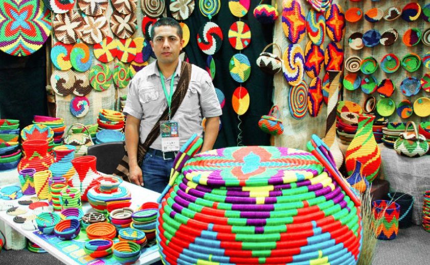 El artesano Francisco Silva elabora cestas de fique en Guacamayas, Boyacá.