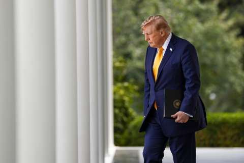 Trump aumenta la presión contra Canadá: aranceles del 50% al sector automotor