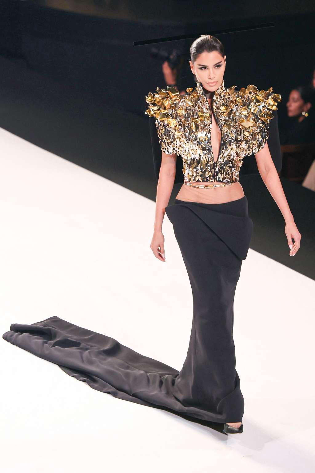 Ariadna Gutiérrez en el desfile de Stephane Rolland. / Thomas Samson / AFP