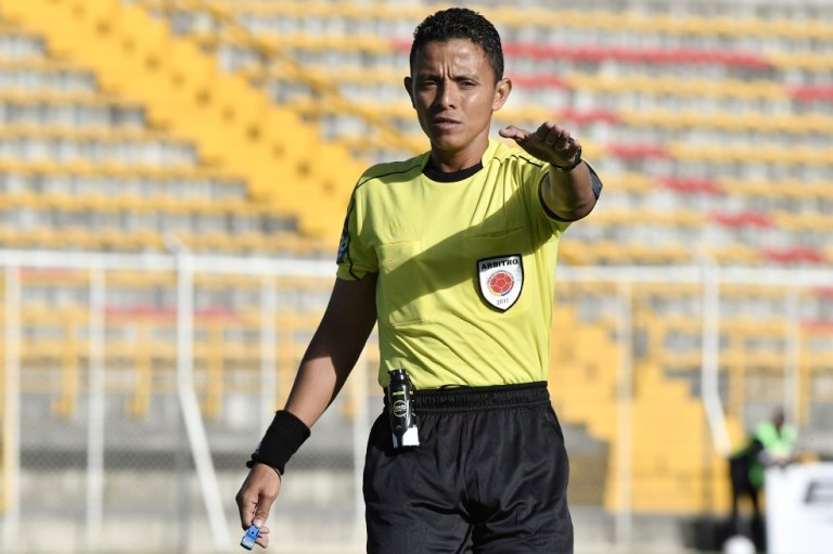 Bismarks Santiago, el árbitro colombiano que también es profesor