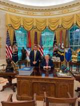 Flávio Bolsonaro se reunió con Trump para impulsar su candidatura presidencial contra Lula