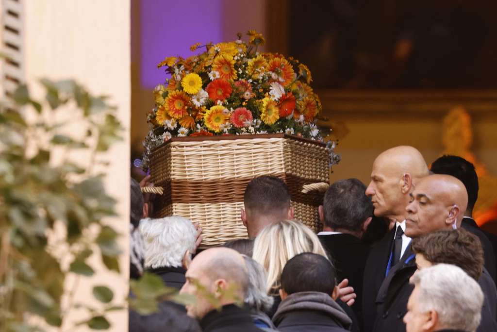 Saint-Tropez (France), 07/01/2026.- Pallbearers carry the coffin of French former actress Brigitte Bardot ahead of her funeral in Saint-Tropez, France, 07 January 2026. French film legend and animal rights activist Brigitte Bardot died at the age of 91, her foundation announced on 28 December 2025. (Francia) EFE/EPA/SEBASTIEN NOGIER