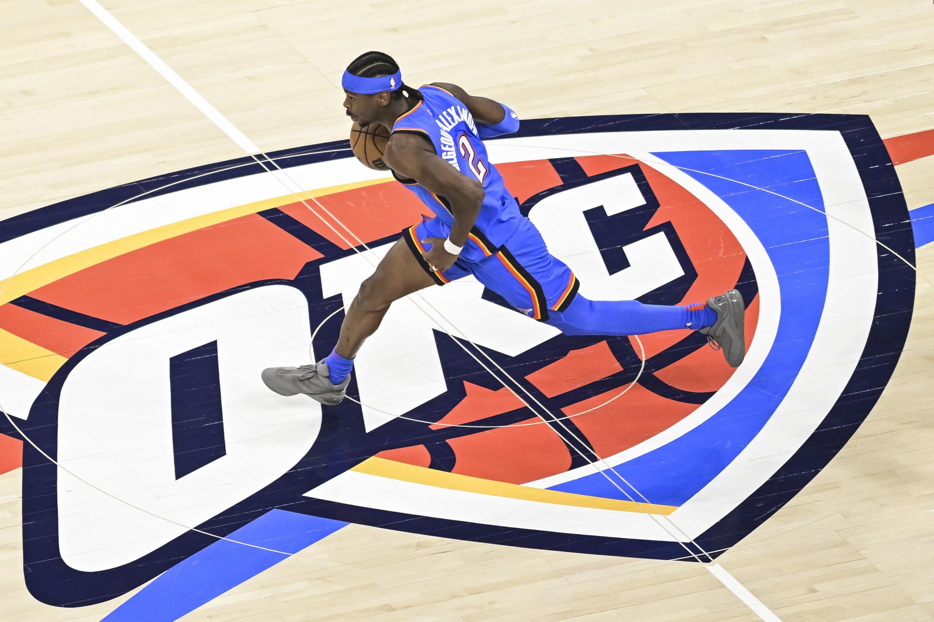 OKLAHOMA CITY (United States), 22/04/2025.- Oklahoma City Thunder Shai Gilgeous-Alexander dribbles up court during the first half of the first round playoff game between the Memphis Grizzlies and the Oklahoma City Thunder at Paycom Center in Oklahoma City, Oklahoma, USA, 22 April 2025. (Baloncesto) EFE/EPA/GERALD LEONG SHUTTERSTOCK OUT
