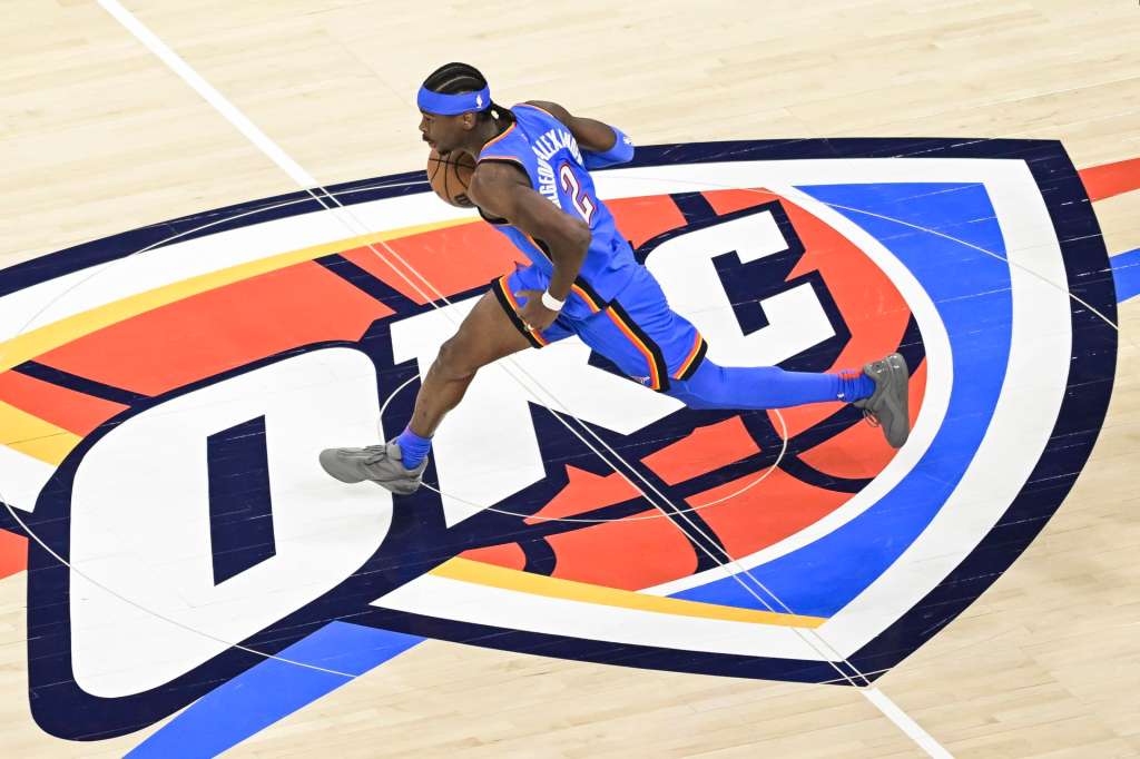 OKLAHOMA CITY (United States), 22/04/2025.- Oklahoma City Thunder Shai Gilgeous-Alexander dribbles up court during the first half of the first round playoff game between the Memphis Grizzlies and the Oklahoma City Thunder at Paycom Center in Oklahoma City, Oklahoma, USA, 22 April 2025. (Baloncesto) EFE/EPA/GERALD LEONG SHUTTERSTOCK OUT
