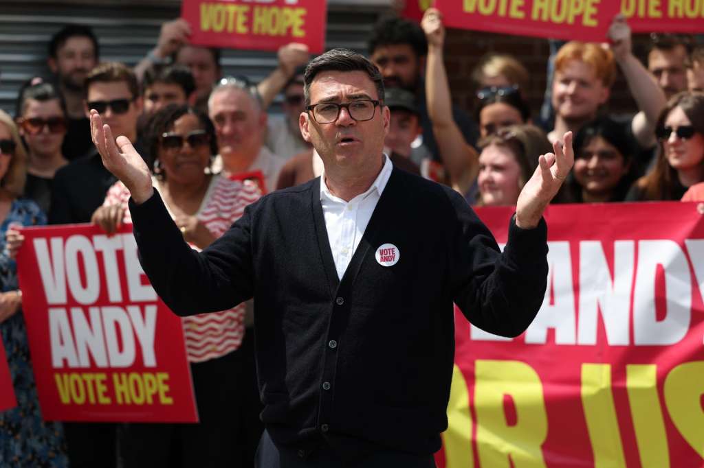 WIGAN (United Kingdom), 18/06/2026.- Labour candidate Andy Burnham (C) addresses his supporters at the party headquarters in Wigan, Britain, 18 June 2026. A by-election is being held in the Parliamentary constituency of Makerfield, triggered by Labour MP Josh Simons stepping down to allow Mayor of Greater Manchester Andy Burnham to stand. (Reino Unido) EFE/EPA/ADAM VAUGHAN