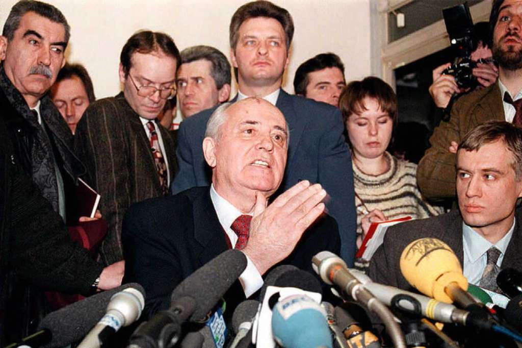 En esta foto de archivo tomada el 1 de marzo de 1996, Mikhail Gorbachev, expresidente de la Unión Soviética, habla durante su conferencia de prensa en Moscú, anunciando su candidatura a la presidencia.